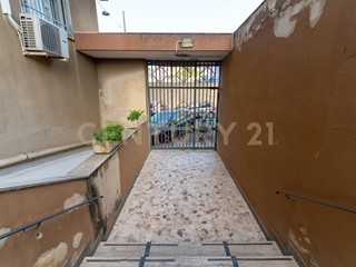 Trilocale in Vendita a Catania, 109'000&euro;, 100 m², con Box