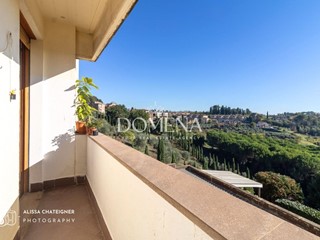 Appartamento in Vendita a Siena, 450'000&euro;, 130 m², arredato, con Box
