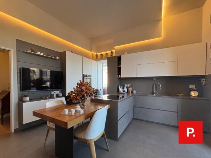 Appartamento in Affitto a Napoli, 5'000&euro;, 150 m²