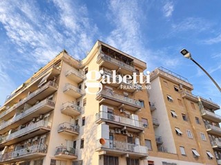 Trilocale in Vendita a Roma, 259'000&euro;, 83 m²
