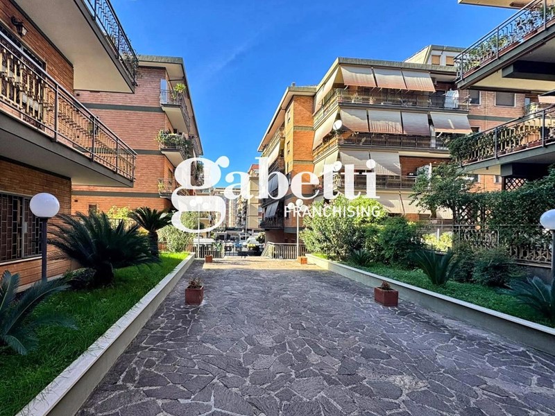 Trilocale in Vendita a Roma, 269'000&euro;, 130 m²