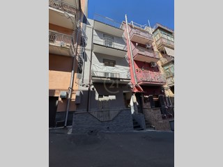 Appartamento in Vendita a Catania, zona San Giorgio, 129'000&euro;, 163 m²