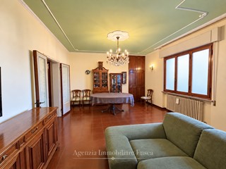 Appartamento in Vendita a Lucca, zona San Filippo, 270'000&euro;, 110 m², con Box