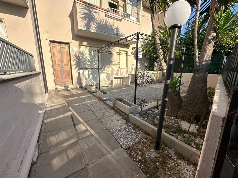 Appartamento in Vendita a Viareggio, zona Torre Del Lago Puccini, 199'000&euro;, 65 m², arredato
