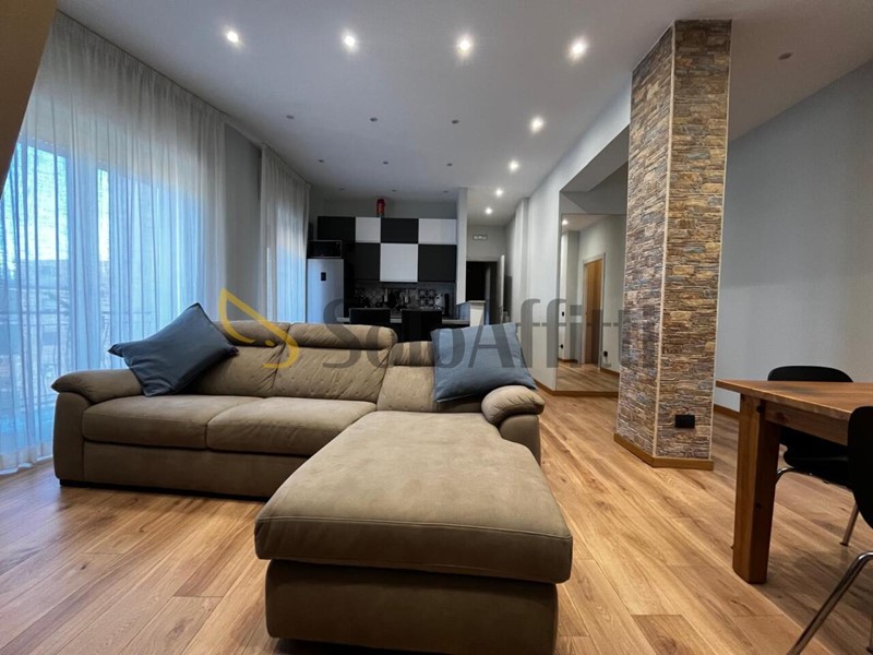 Trilocale in Affitto a Napoli, zona San Carlo all'Arena, 1'100&euro;, 90 m², arredato