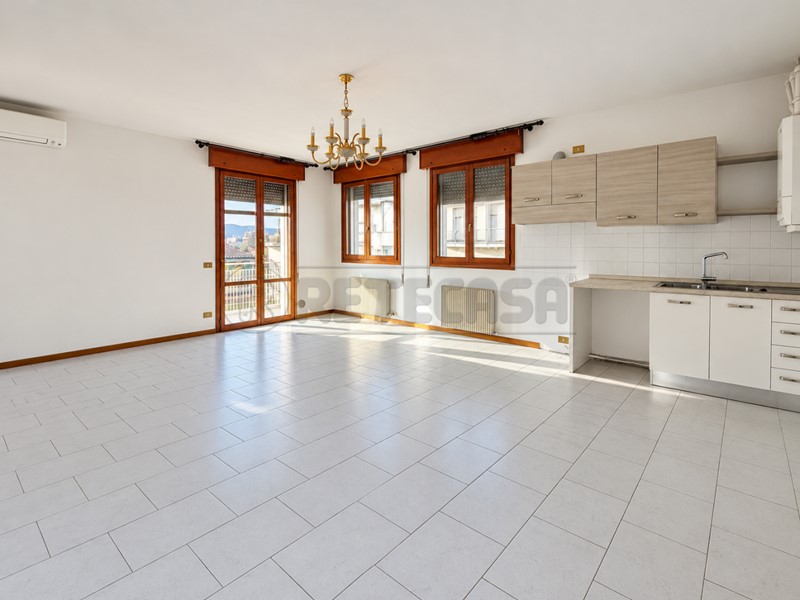Appartamento in Affitto a Vicenza, 1'000&euro;, 152 m², con Box