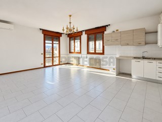 Appartamento in Affitto a Vicenza, 1'000&euro;, 152 m², con Box