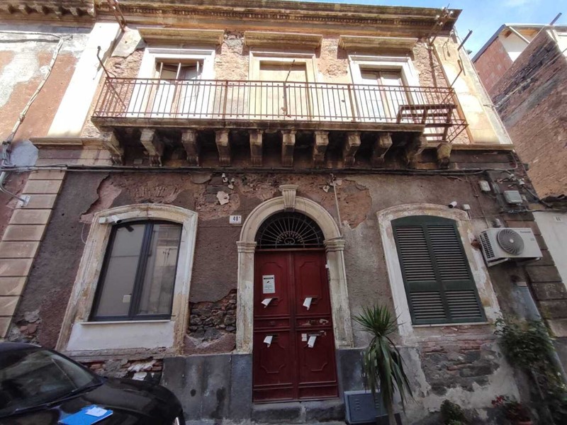 Trilocale in Vendita a Catania, zona PIAZZA PALESTRO / FORTINO, 44'000&euro;, 97 m²