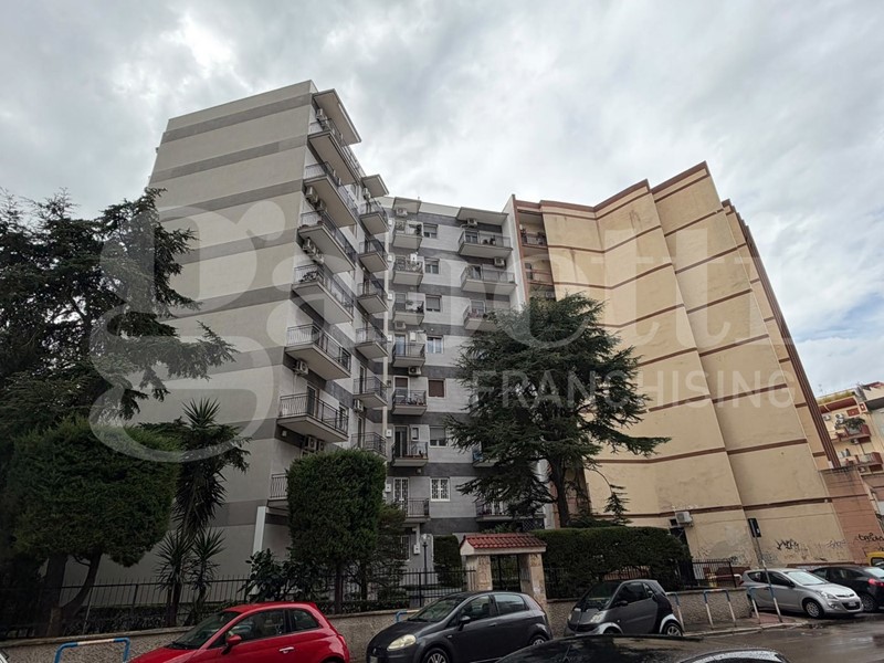 Trilocale in Affitto a Bari, 1'200&euro;, 100 m², arredato