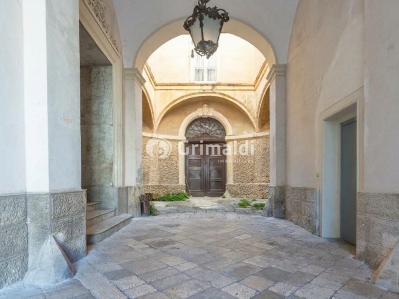Appartamento in Vendita a Lecce, 2'500'000&euro;, 2000 m², arredato, con Box