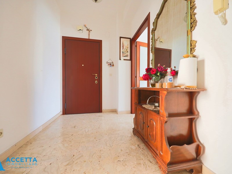 Appartamento in Vendita a Taranto, zona Rione Laghi - Taranto 2, 138'000&euro;, 148 m²