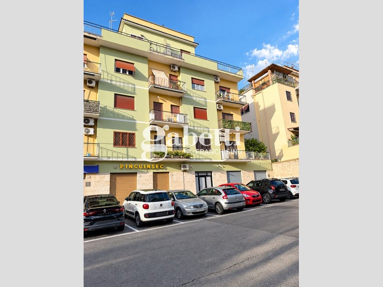 Bilocale in Vendita a Roma, 248'000&euro;, 73 m²