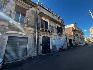 Appartamento in Vendita a Catania, 94'000&euro;, 150 m²