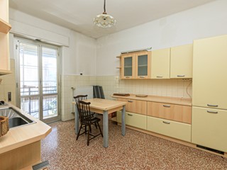 Appartamento in Vendita a Genova, 120'000&euro;, 135 m²