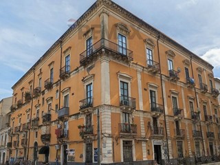 Quadrilocale in Vendita a Catania, 159'000&euro;, 152 m²