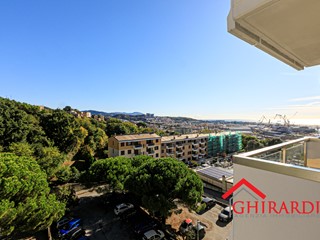 Appartamento in Vendita a Genova, zona Sestri Ponente, 240'000&euro;, 91 m², con Box