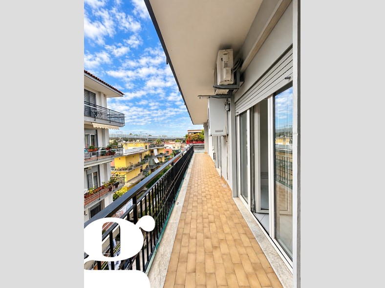 Trilocale in Vendita a Napoli, 165'000&euro;, 82 m²