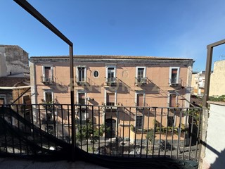 Appartamento in Vendita a Catania, 95'000&euro;, 95 m², con Box