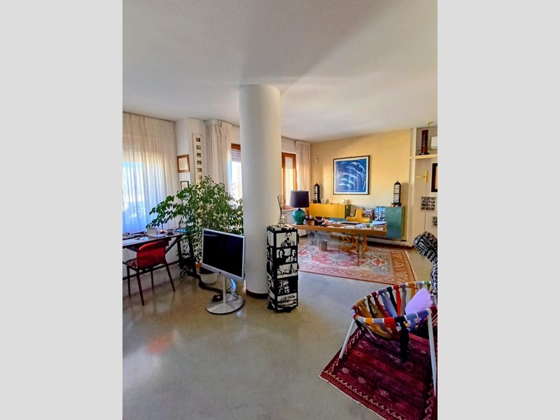 Appartamento in Vendita a Lucca, 330'000&euro;, 130 m², arredato, con Box