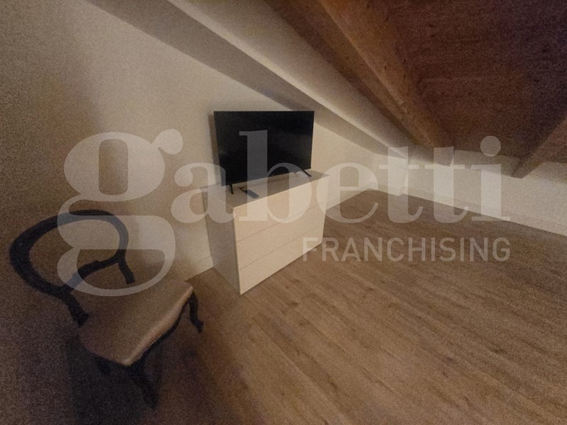 Appartamento in Affitto a Sommacampagna, 2'200&euro;, 130 m², arredato