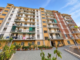 Bilocale in Vendita a Napoli, zona Vomero, 270'000&euro;, 70 m²