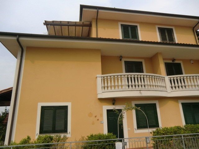 Villetta a schiera in Vendita a Ponsacco, zona Le Melorie, 250'000€, 100 m², con Box