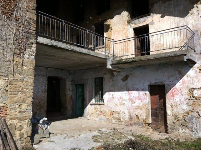 Rustico in Vendita a Colle Brianza, zona Giovenzana, 96'000€, 340 m²