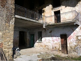 Rustico in Vendita a Colle Brianza, zona Giovenzana, 96'000€, 340 m²