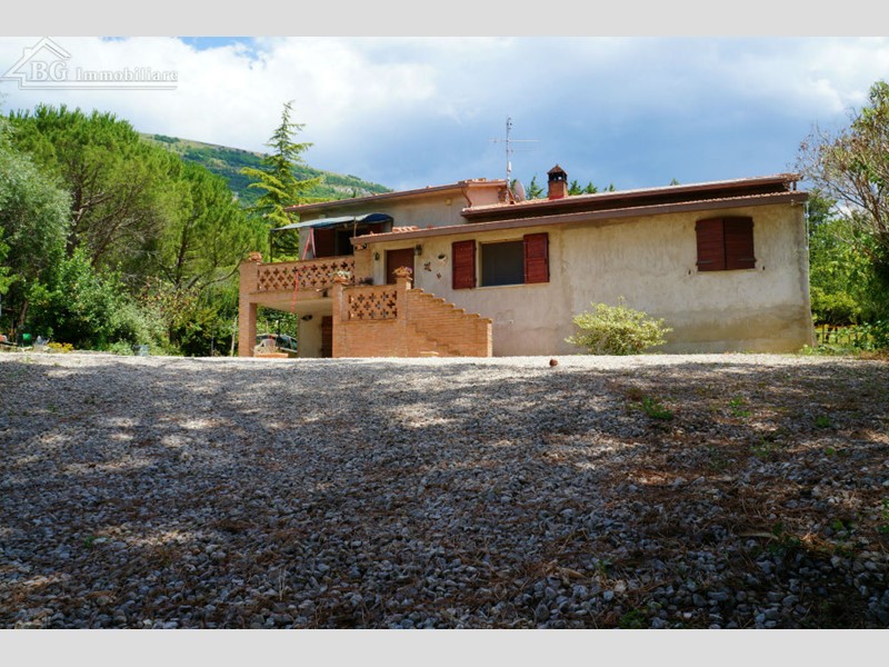 Casa Indipendente in Vendita a Perugia, zona Monte Tezio, 190'000€, 138 m², con Box