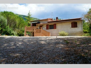 Casa Indipendente in Vendita a Perugia, zona Monte Tezio, 190'000€, 138 m², con Box