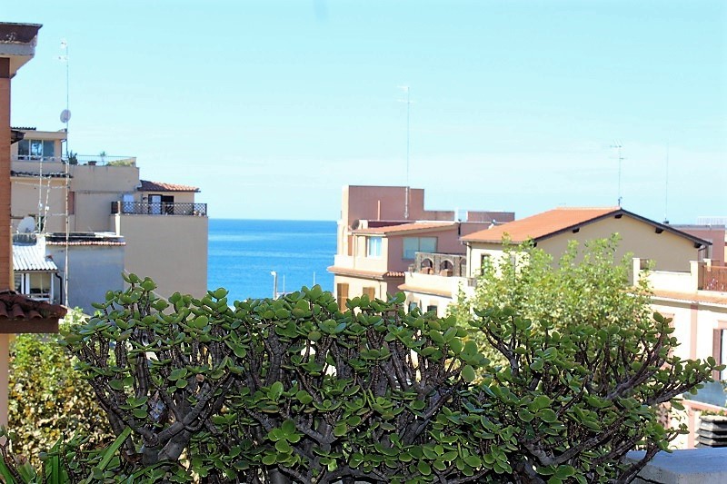 Trilocale in Vendita a Ladispoli, zona Centro- mare, 165'000€, 68 m², con Box