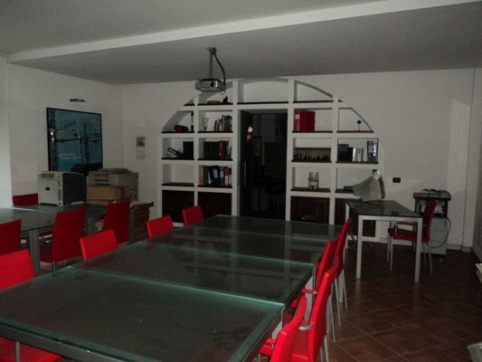 Ufficio in Vendita a Albino, 1'670€, 216 m², arredato