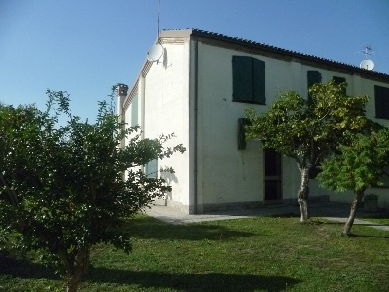 Villa bifamiliare in Vendita a Ferrara, zona Borgo Scoline, 165'000€, 90 m²