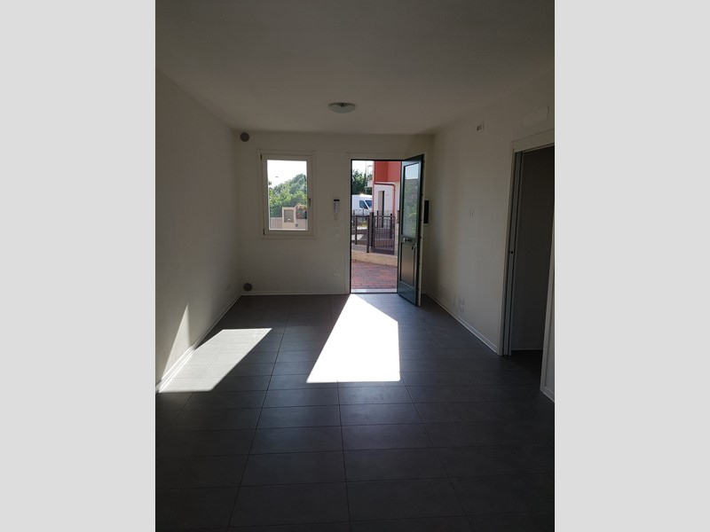 Villetta a schiera in Vendita a Spresiano, zona Spresiano, 160'000€, 140 m², con Box