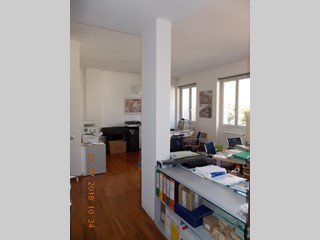 Immobile commerciale in Vendita a Milano, zona LORENTEGGIO, 225'000€, 65 m², arredato