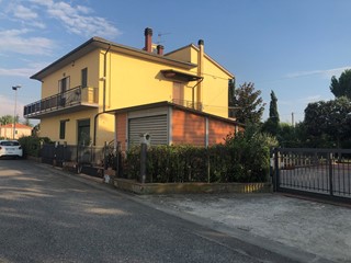 Villa bifamiliare in Vendita a Empoli, zona Fontanella, 300'000€, 190 m²
