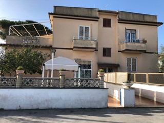 Villa in Vendita a Roma, zona Marina di Ardea, 380'000€