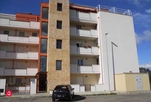 Appartamento in Vendita a Maglie, zona VIA ORLANDO DE DONNO, 19, 150'000€, 156 m², con Box