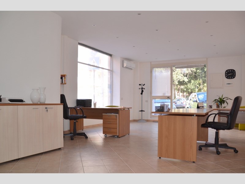 Immobile commerciale in Vendita a Cagliari, zona San Benedetto, 165'000&euro;, 62 m²