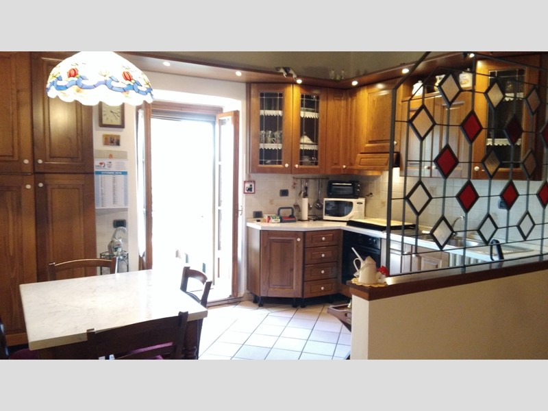 Appartamento in Vendita a Reggello, zona Pian di Rona, 180€, 200 m², arredato