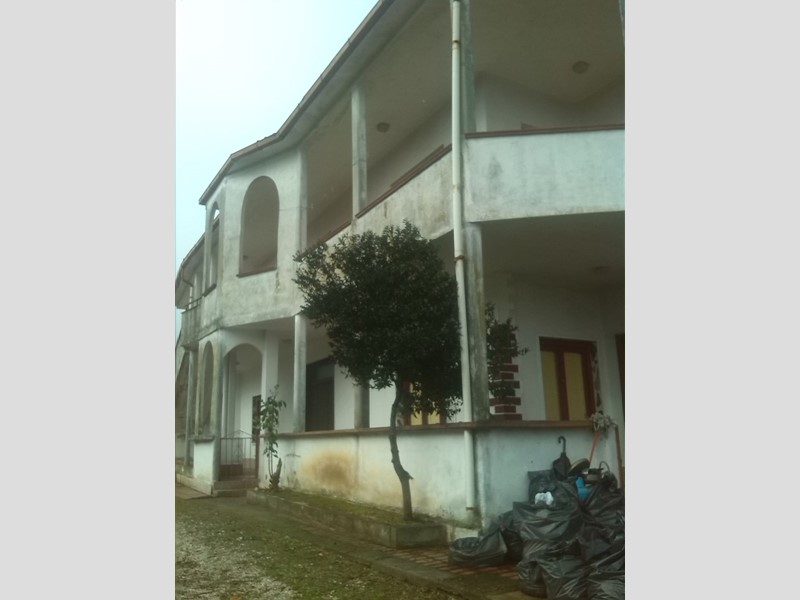 Casa Indipendente in Vendita a Baia e Latina, zona campagna, 100'000€, 300 m²