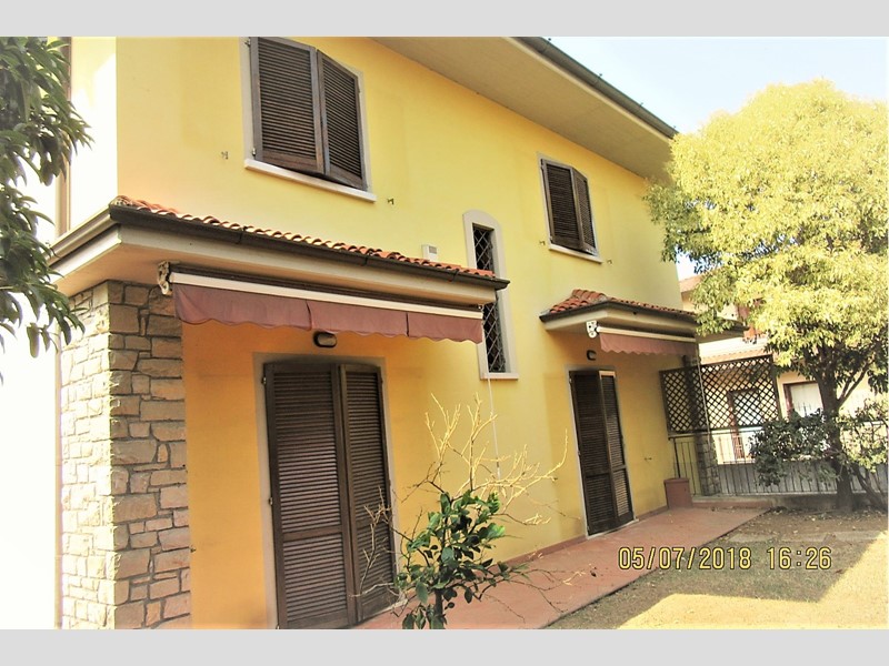 Villa bifamiliare in Vendita a Brescia, zona Brescia, 600'000€, 300 m², con Box