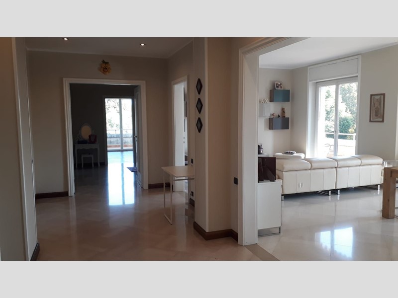 Appartamento in Affitto a Verona, zona centro , 2'500€, 240 m²
