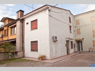 Casa di corte in Vendita a Novi di Modena, zona Sant'Antonio in Mercadello, 90'000€, 68 m², con Box
