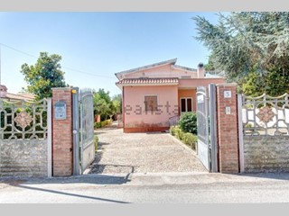 Villa in Vendita a Anzio, zona Falasche, 260€, 190 m², arredato