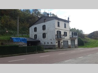 Casa Indipendente in Vendita a Montese, zona IOLA DI MONTESE , 160'000€, 388 commerciali 