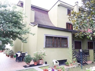 Villa bifamiliare in Vendita a Ariccia, zona AD. VIA CASTANI, 419'000€, 300 m²