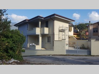 Villa bifamiliare in Affitto a Camaiore, 750€, 95 m²