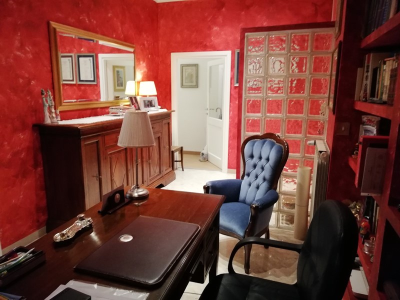Appartamento in Vendita a Terni, zona centro, 130'000€, 125 m², con Box