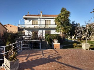 Villa in Vendita a Albano Laziale, zona VILLA DORIA, 629'000€, 400 m²